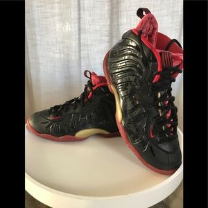 Nike foams size 61/2y.